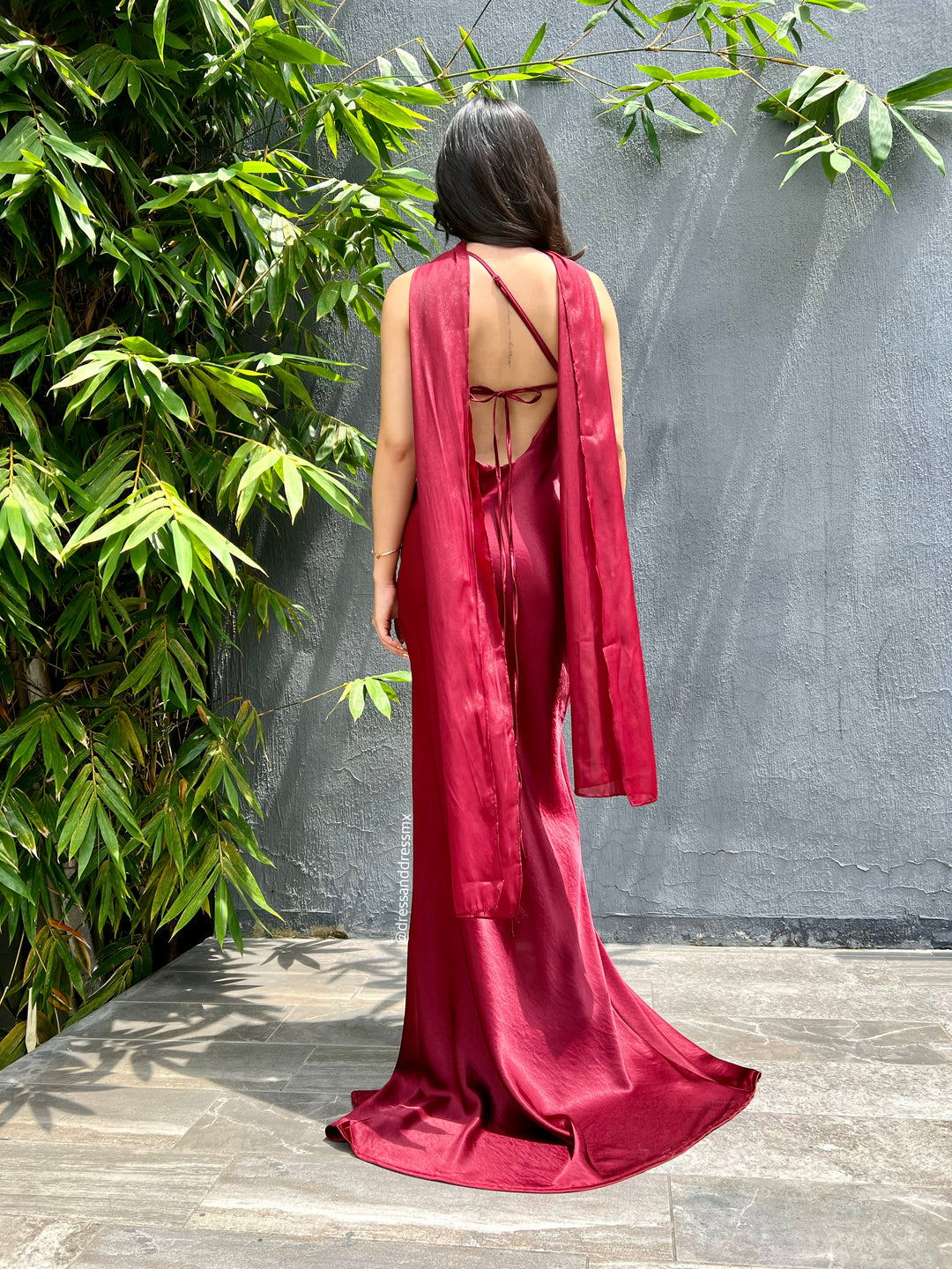 Vestido tinto abertura
