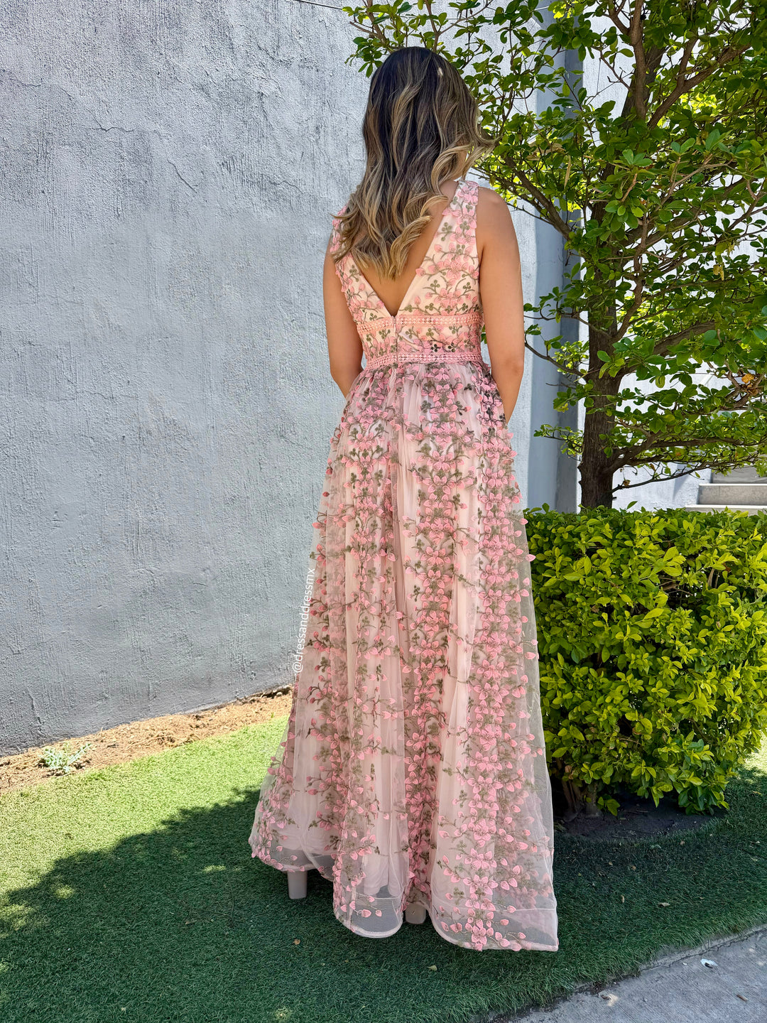 Vestido bordado flores rosas