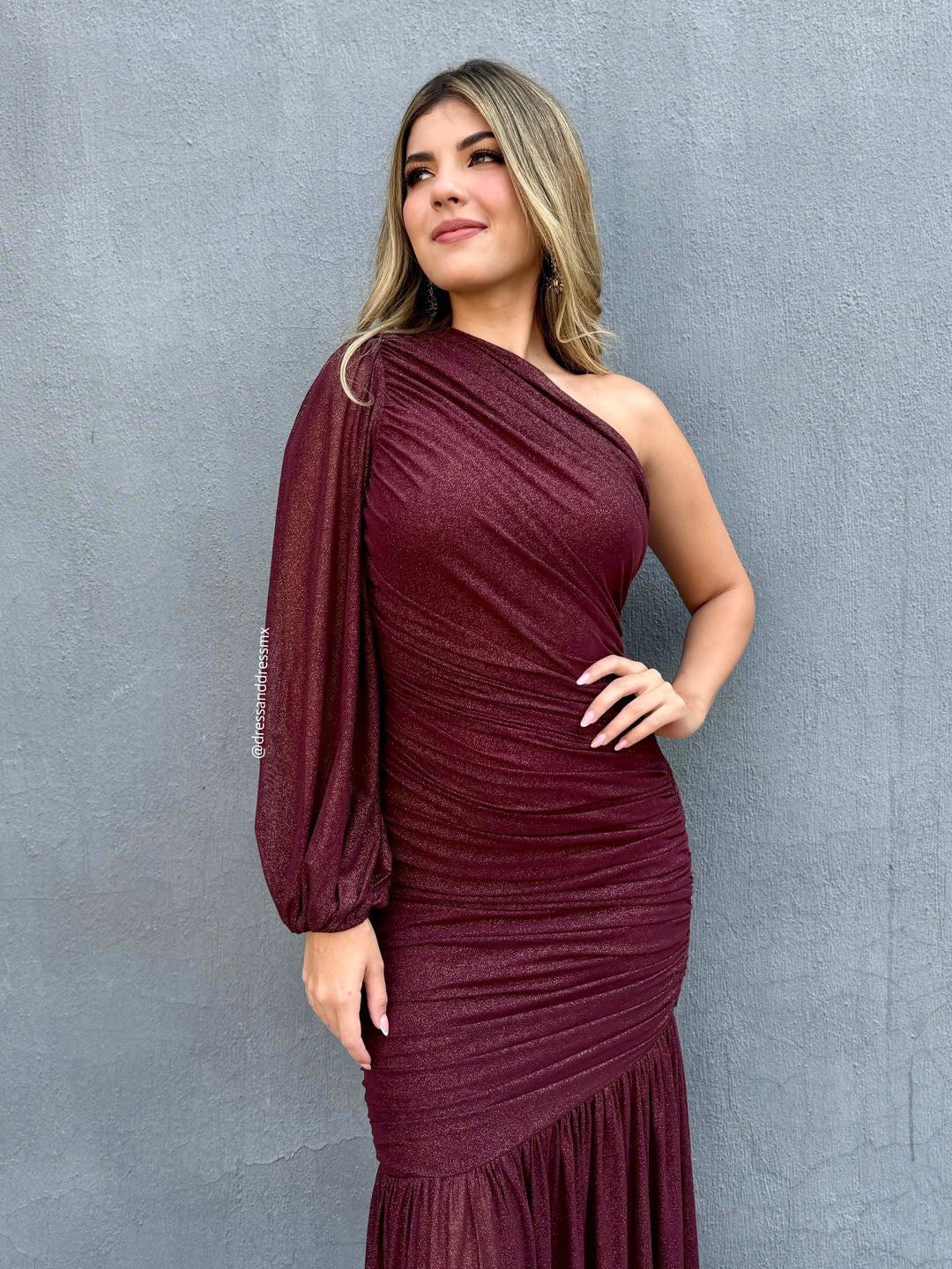 Vestido una manga drapeado vino con brillitos