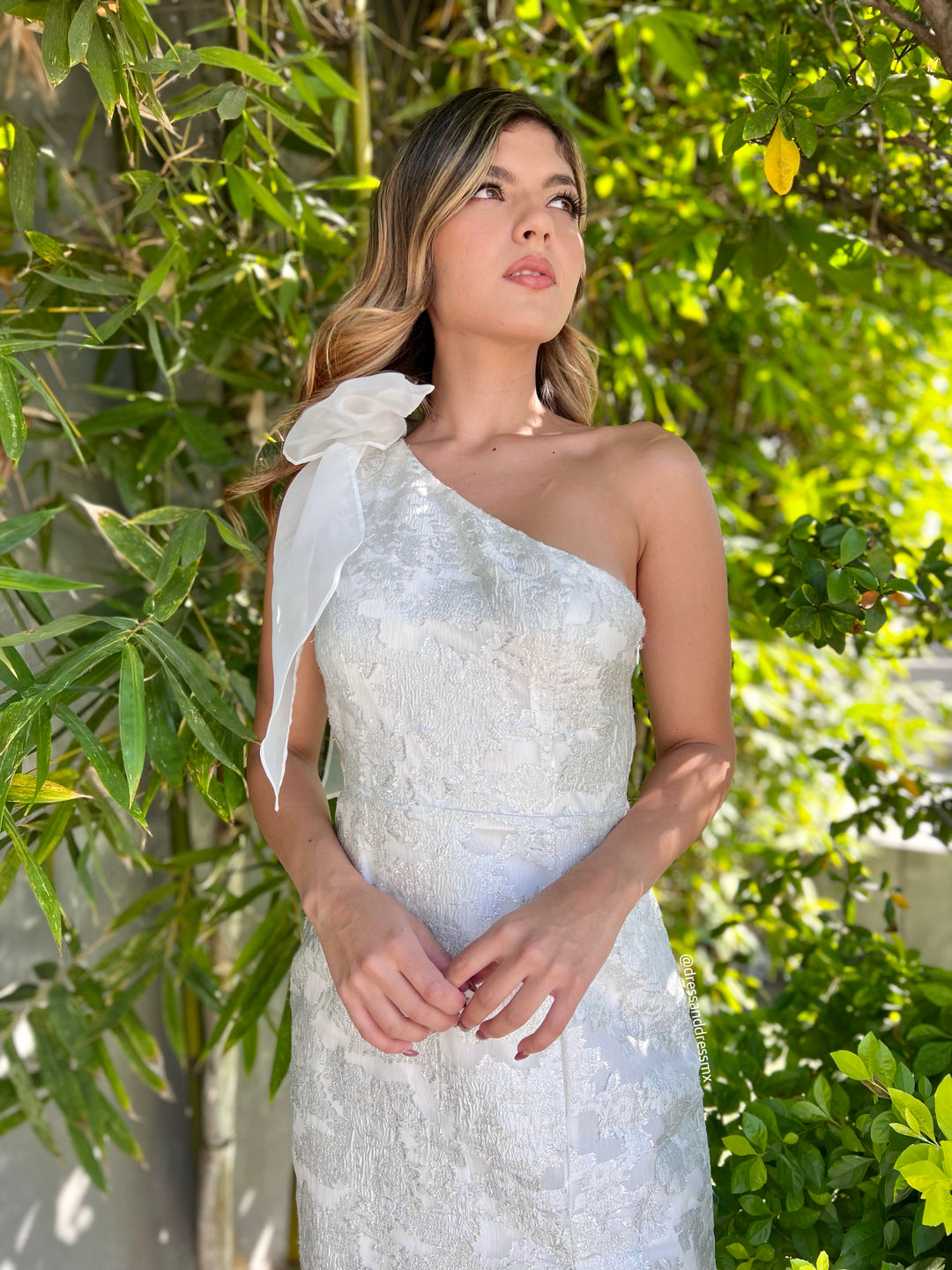 Vestido un hombro moño blanco