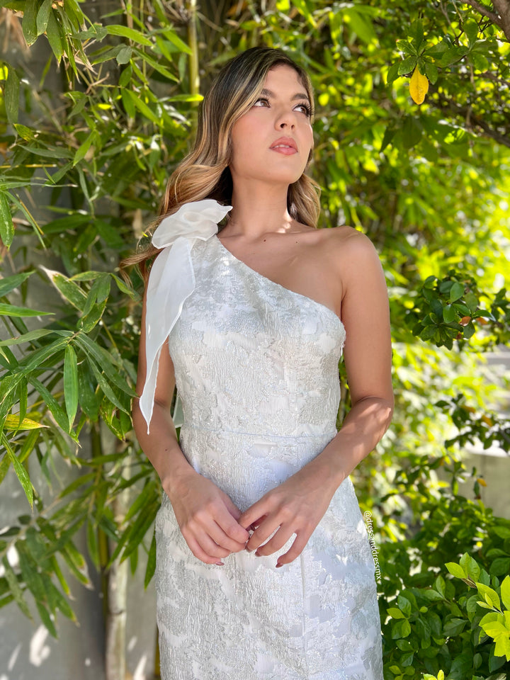 Vestido un hombro moño blanco