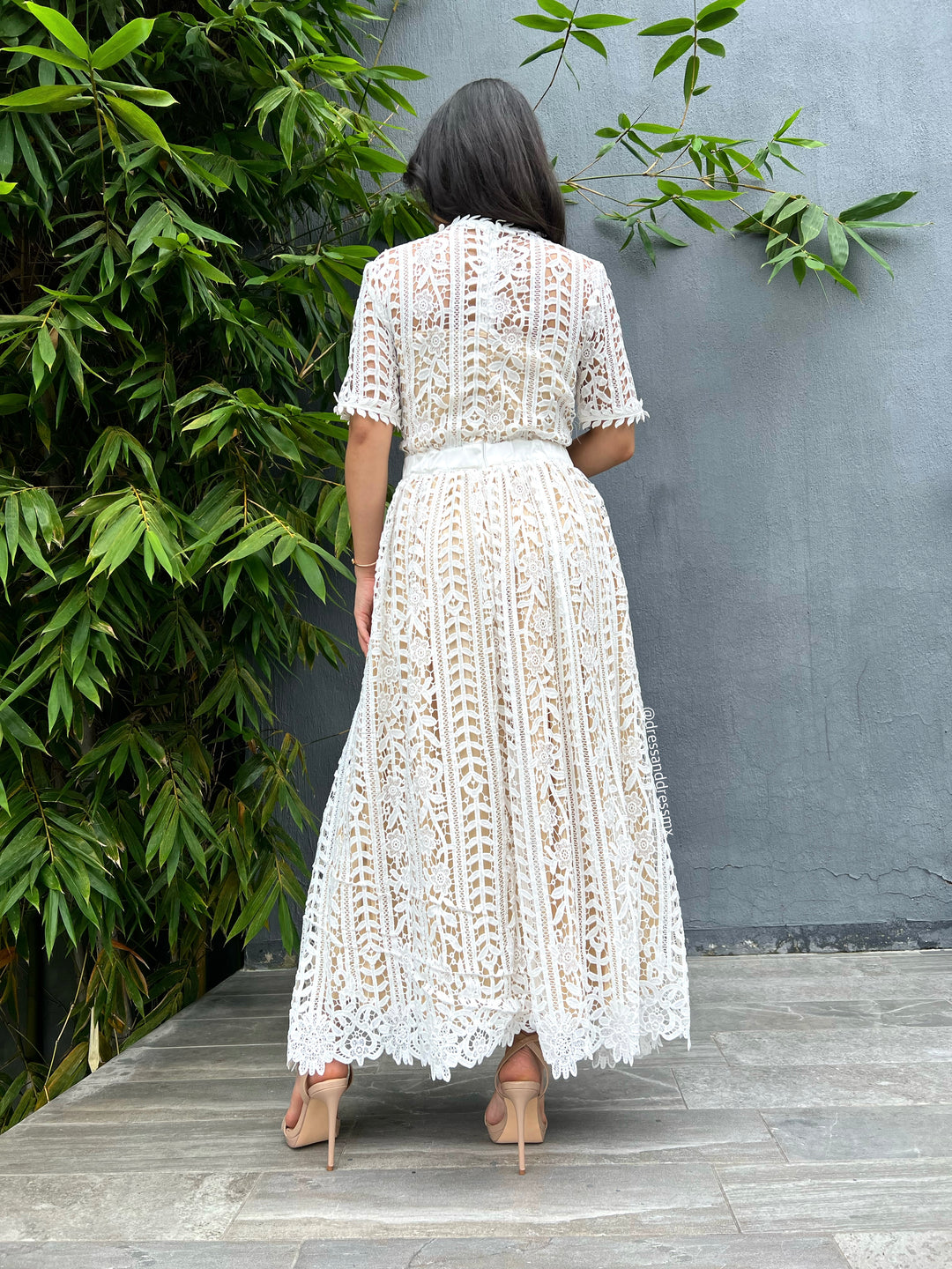 Vestido midi ivory líneas y hojas