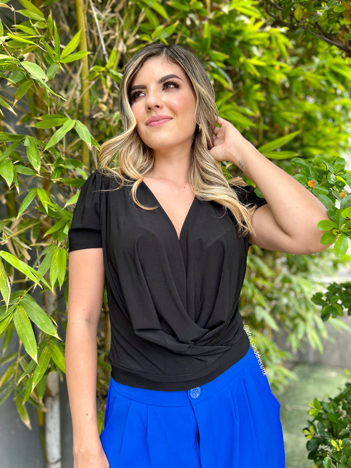Blusa negra drapeada