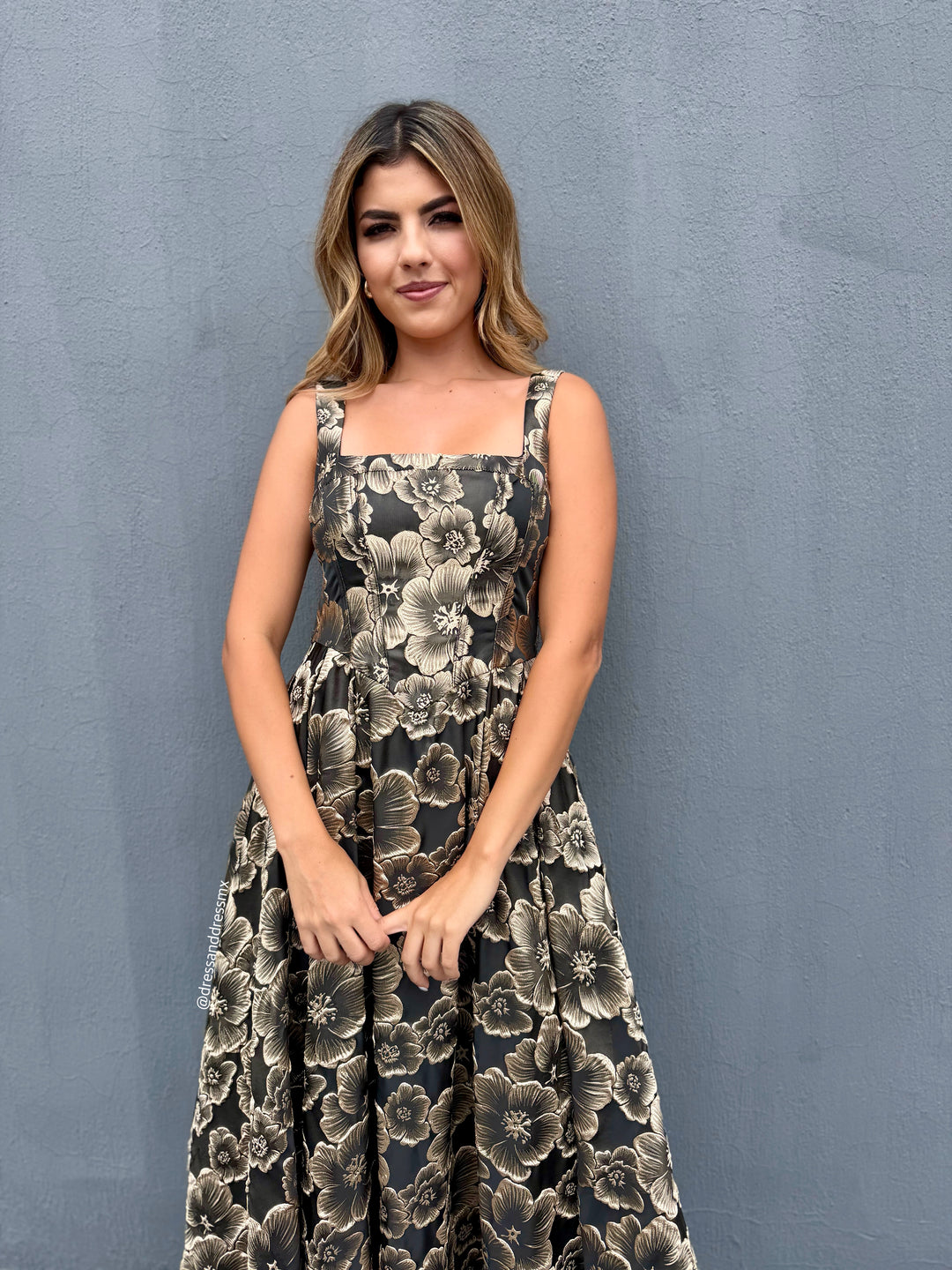 Vestido negro con dorado