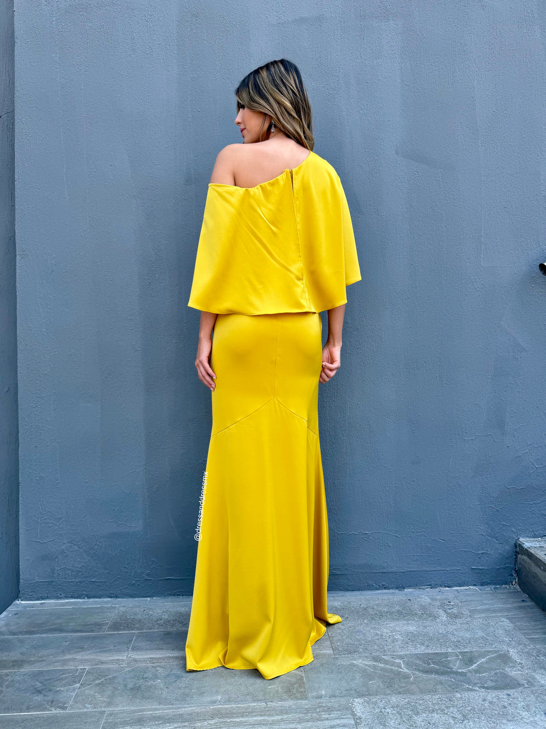 Vestido amarillo mangas tipo capa