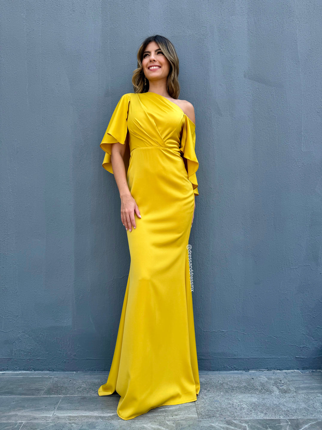 Vestido amarillo mangas tipo capa