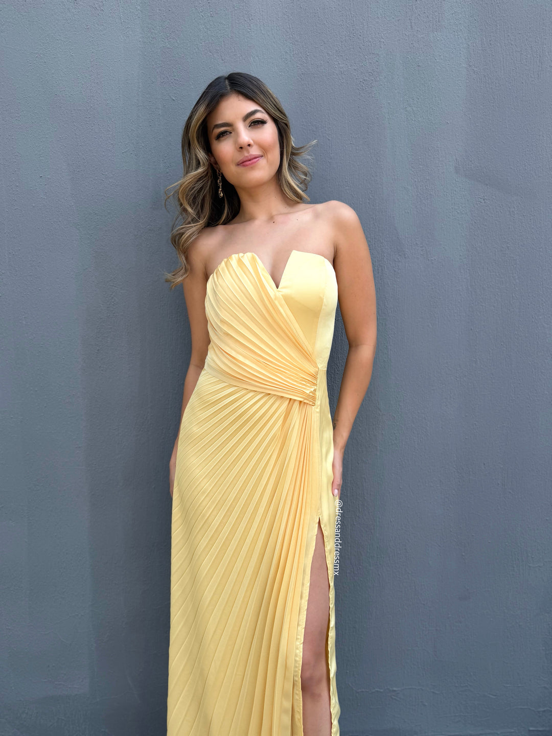 Vestido amarillo tableado