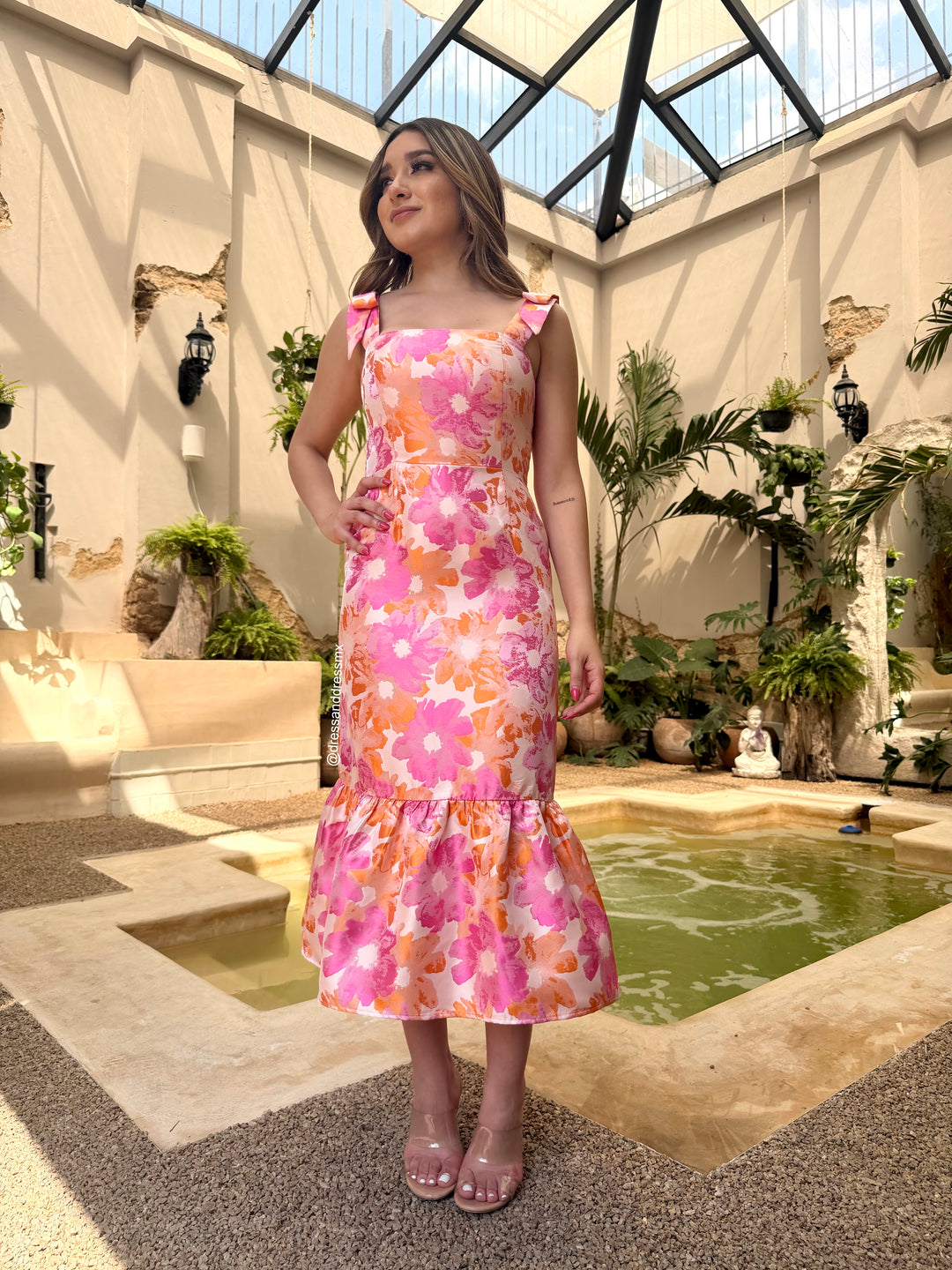 Vestido midi rosa con naranja