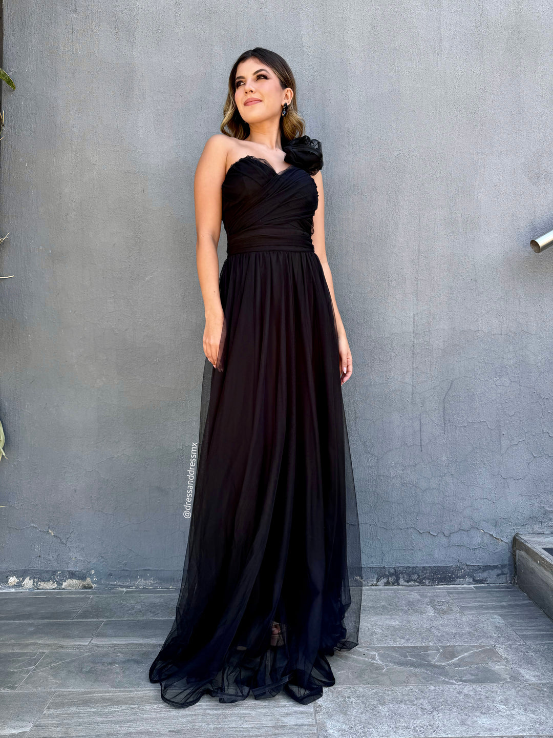 Vestido negro olanes en hombro