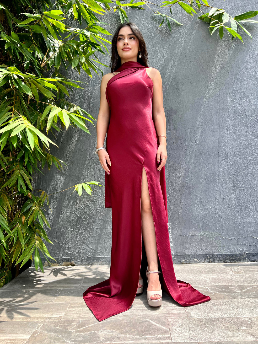 Vestido tinto abertura