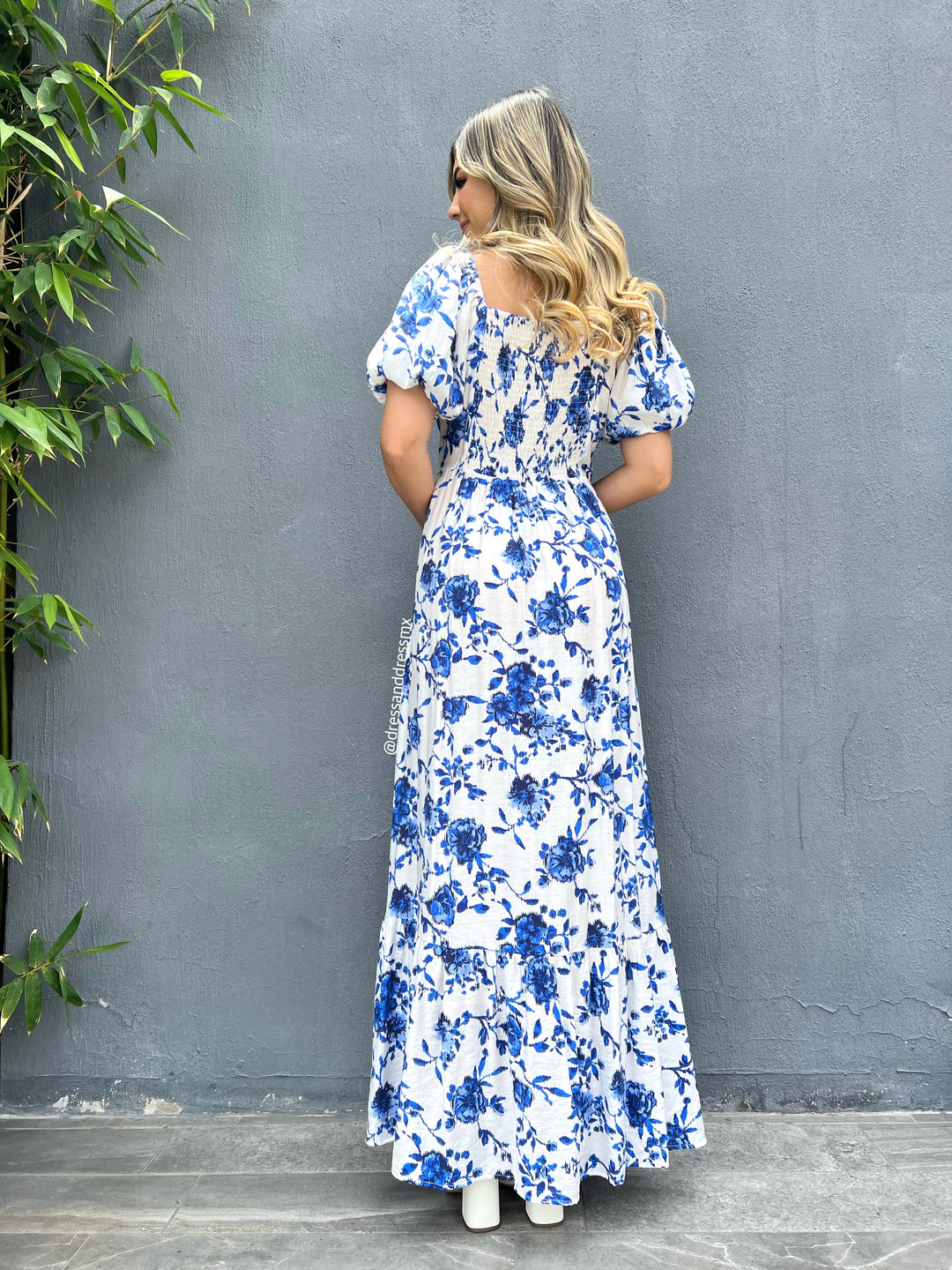 Vestido blanco flores azul rey