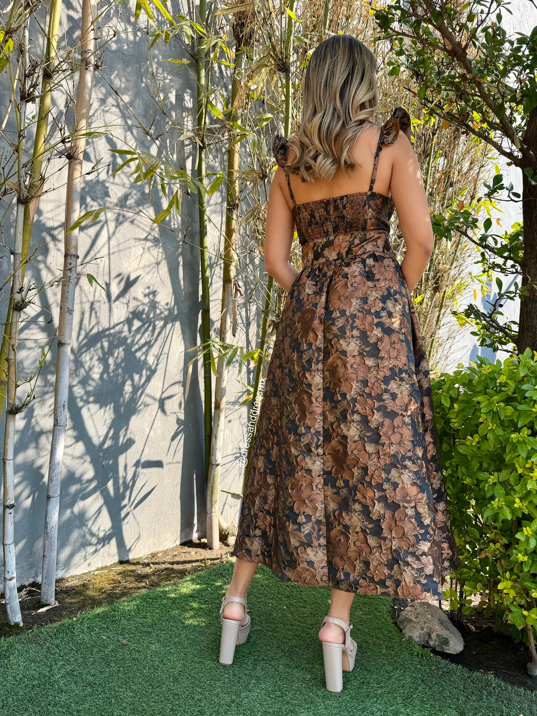 Vestido midi negro con bronce