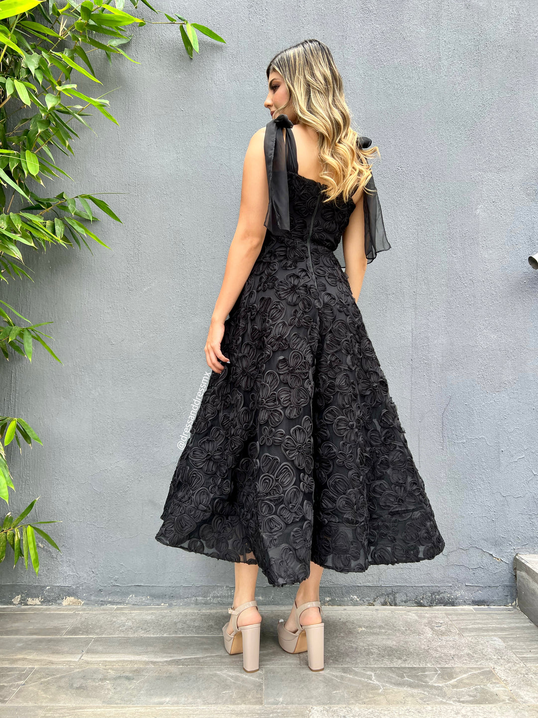 Vestido negro midi línea A