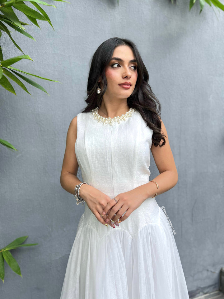 Vestido perlas cuello