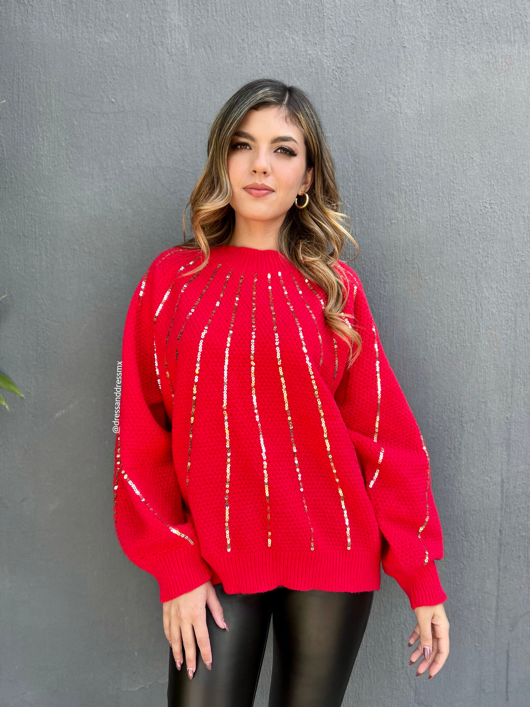 Suéter rojo lentejuelas doradas
