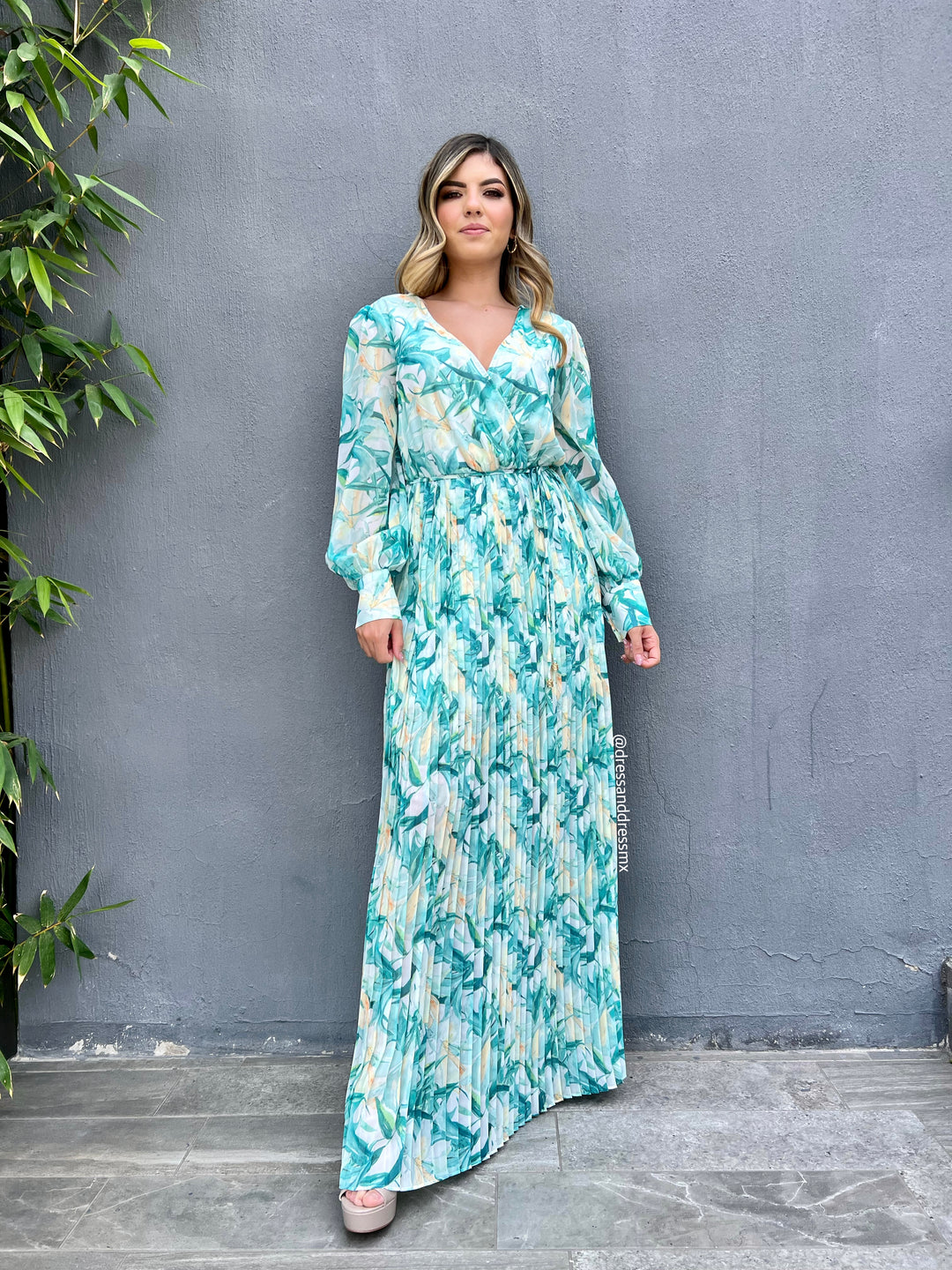 Maxivestido tableado hojas