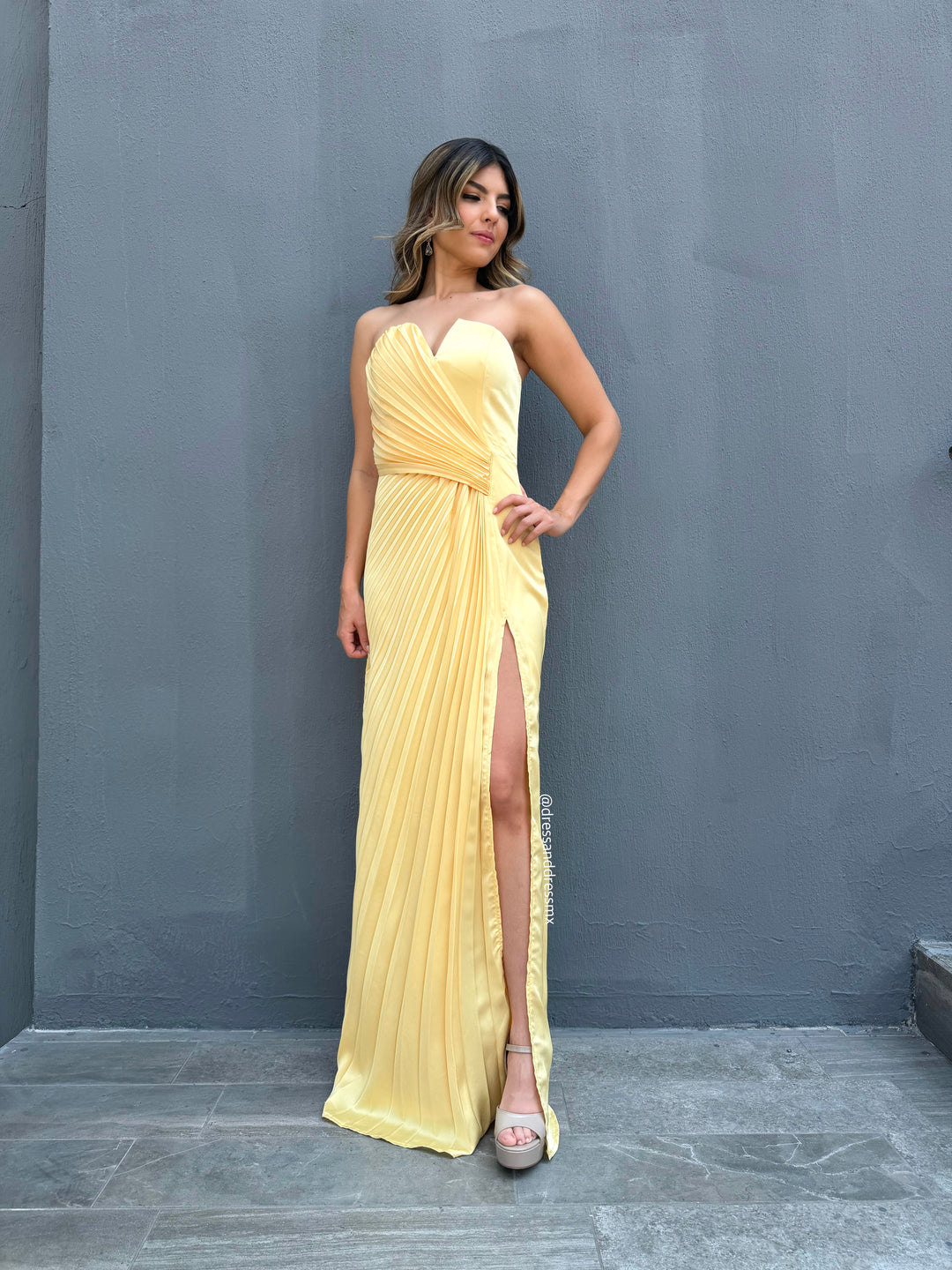 Vestido amarillo tableado