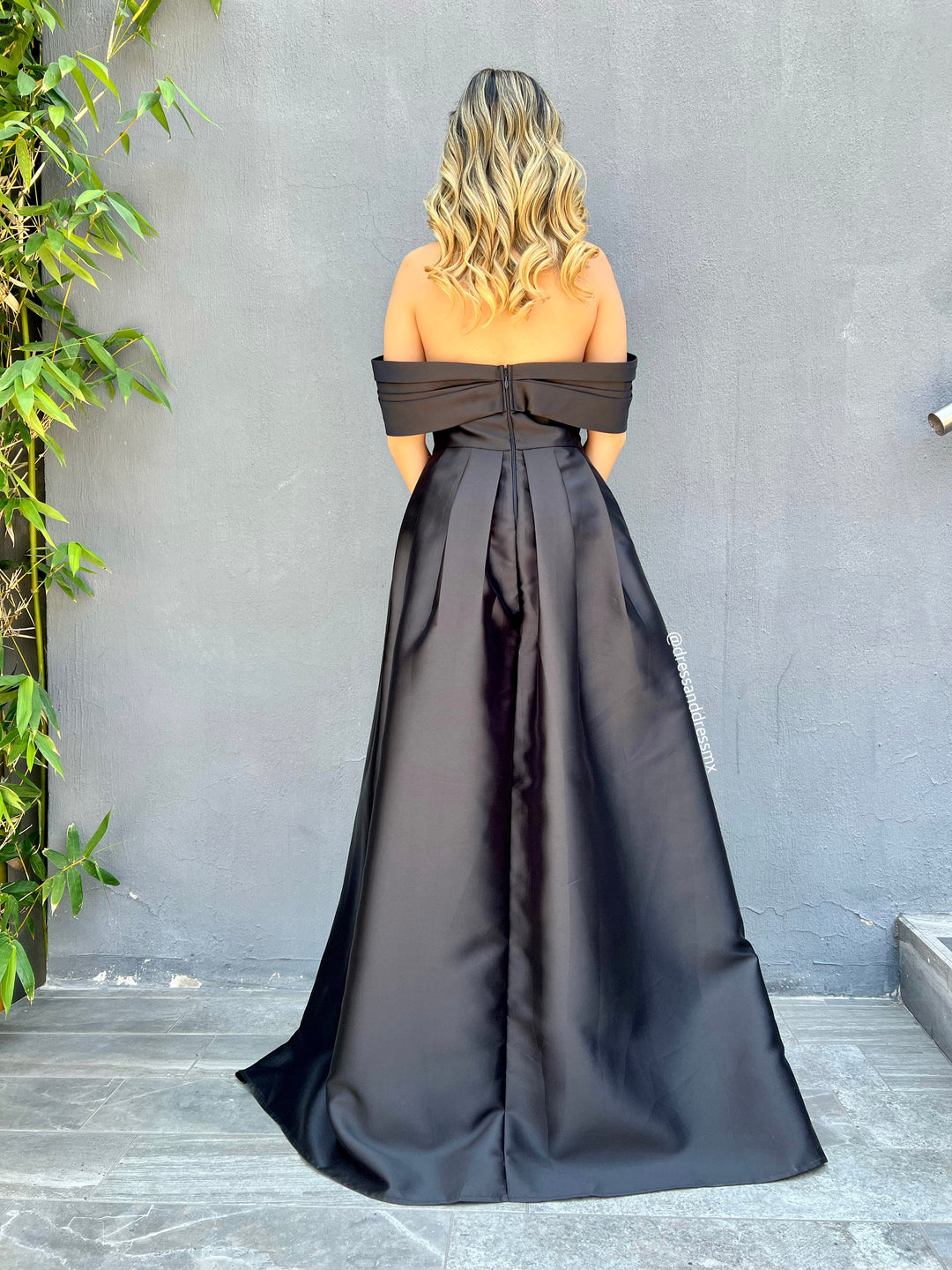 Vestido negro cola