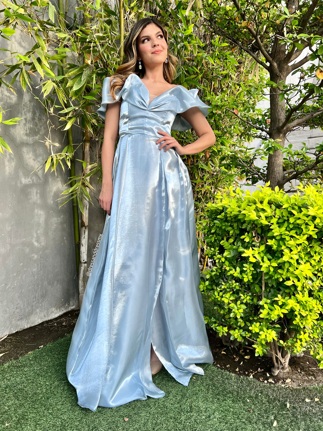 Vestido azul pastel offshoulder