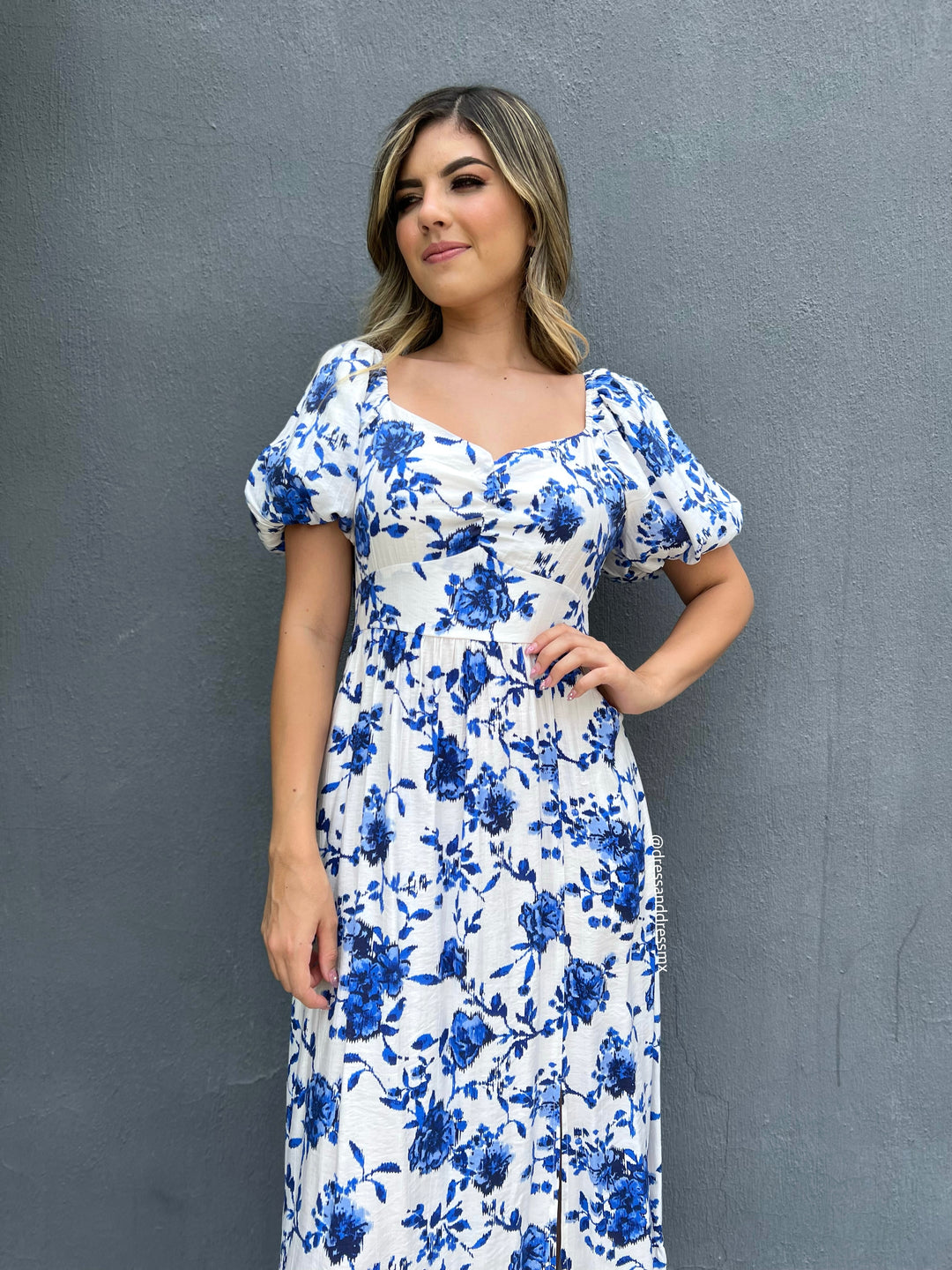 Vestido blanco flores azul rey