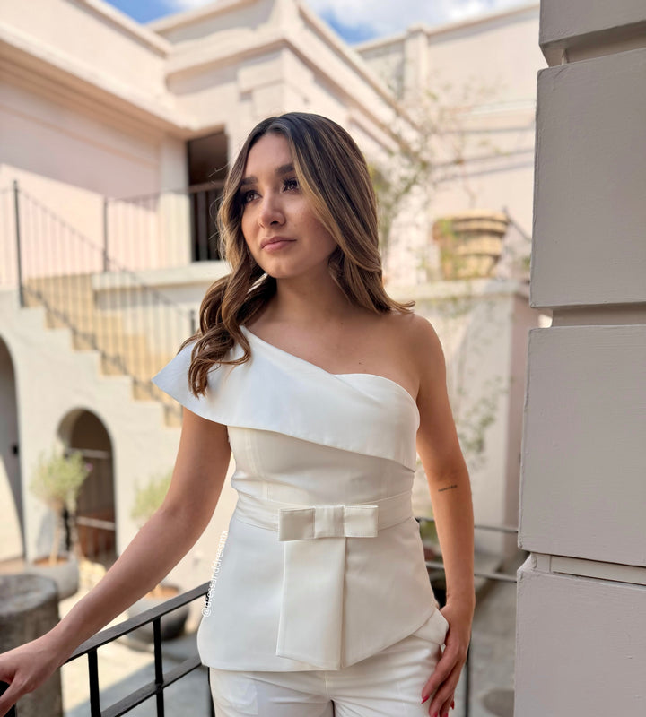 Set blusa asimétrica y pantalón ivory