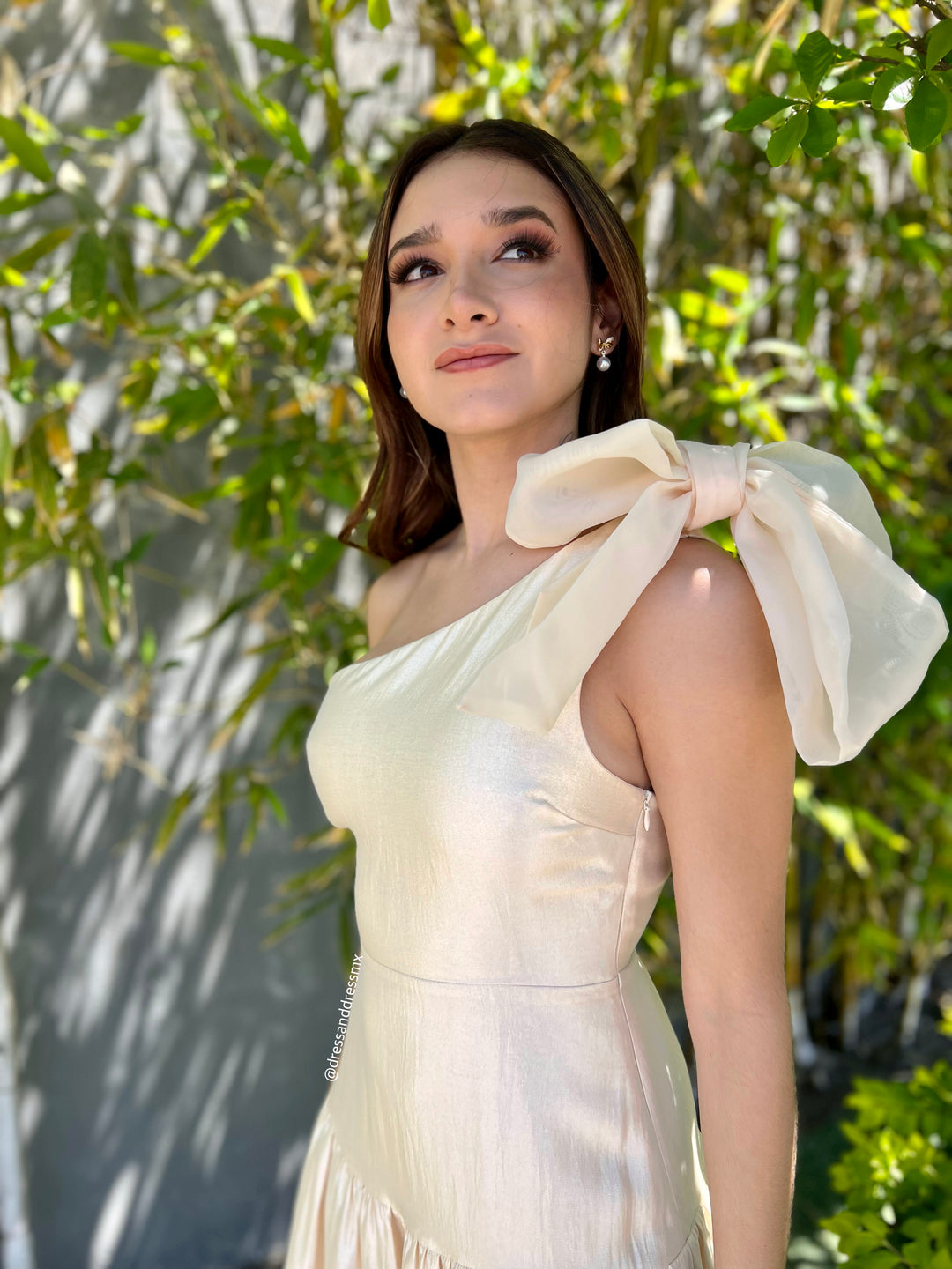 Vestido crema moño