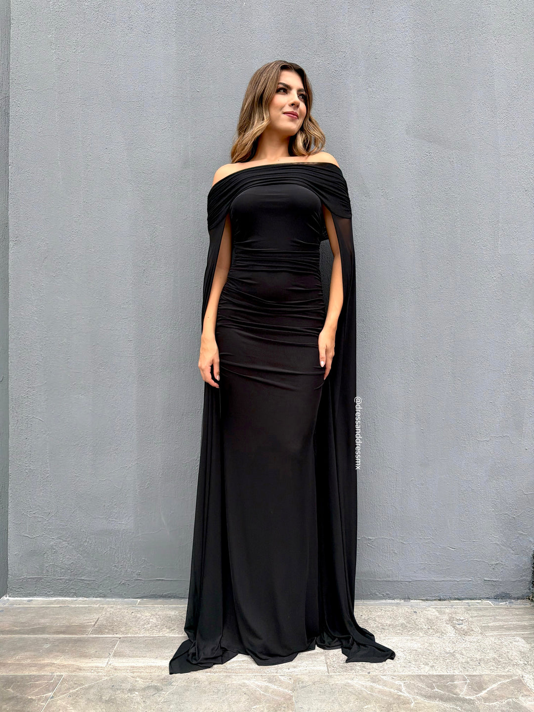 Vestido negro capa