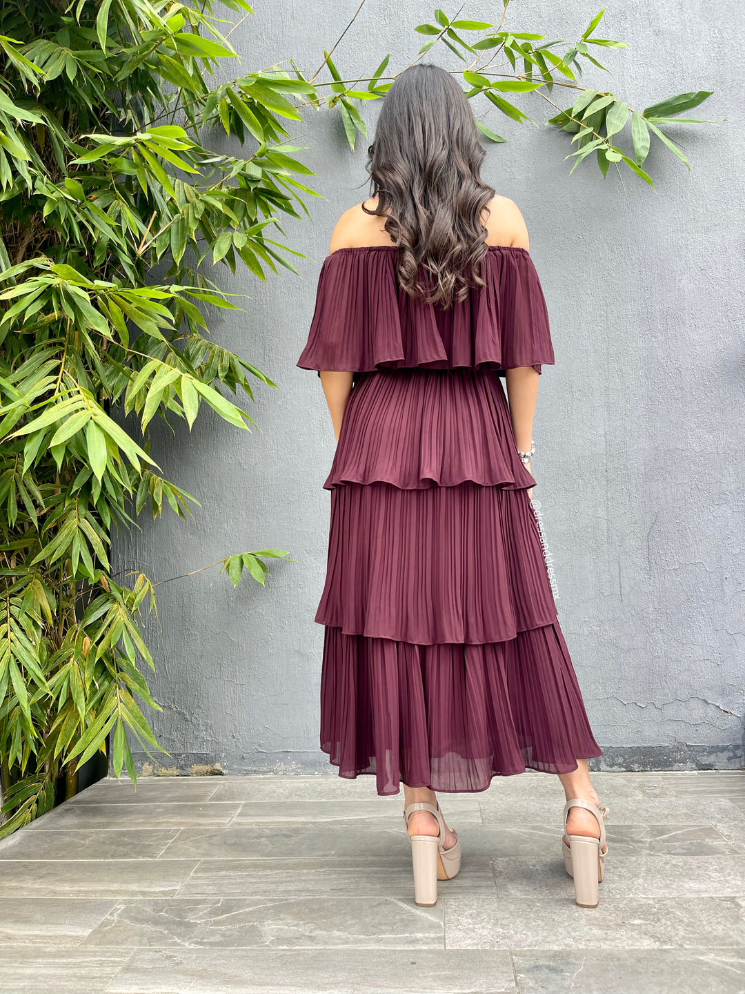 Vestido tinto offshoulder