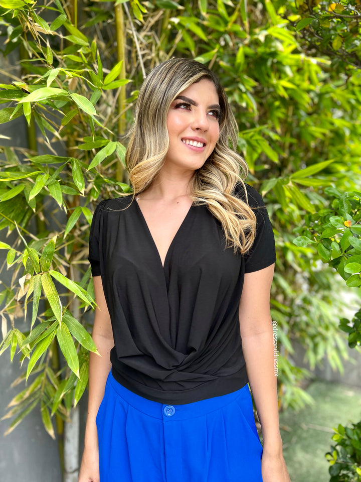 Blusa negra drapeada