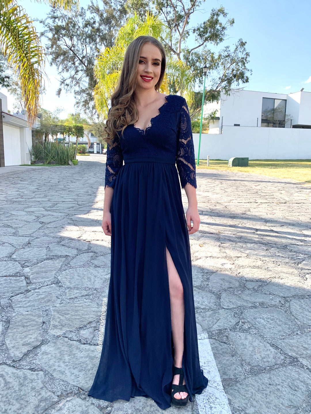 VESTIDO AZUL MARINO ESCOTE V ENCAJE
