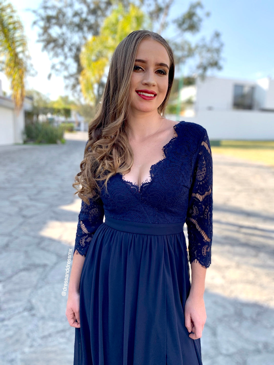 VESTIDO AZUL MARINO ESCOTE V ENCAJE