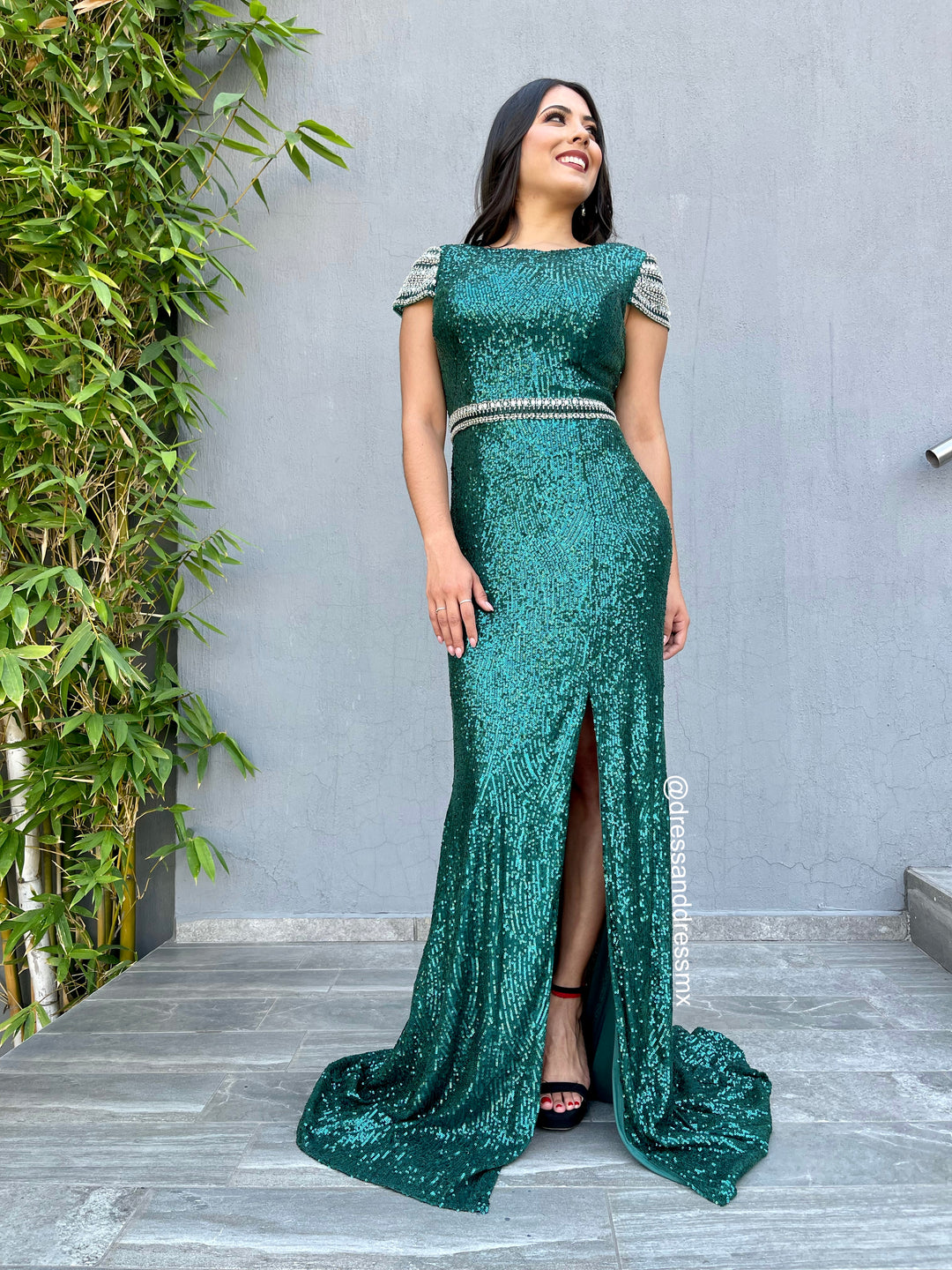 Vestido lentejuelas verdes hombros plata