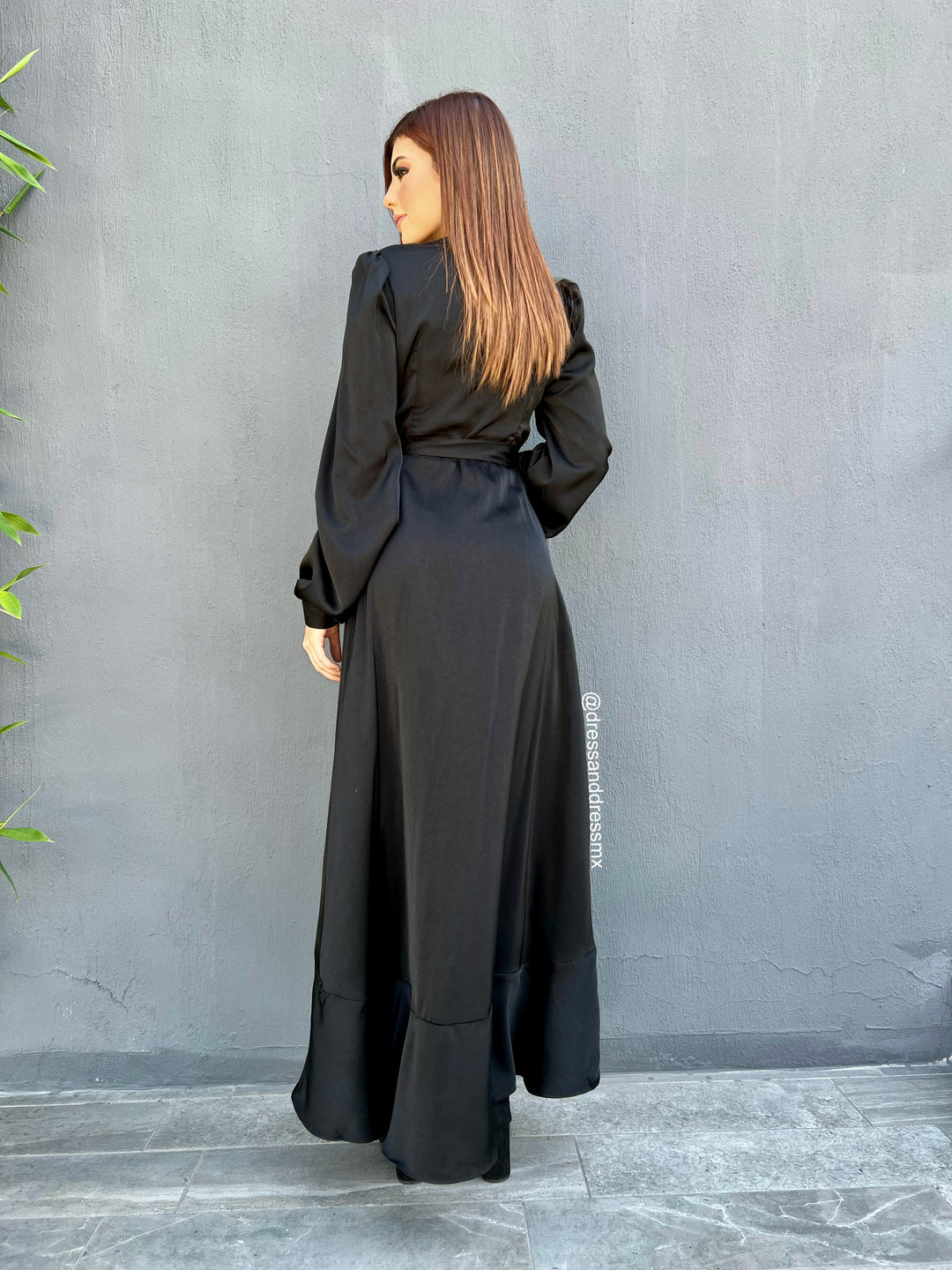 Vestido negro envolvente