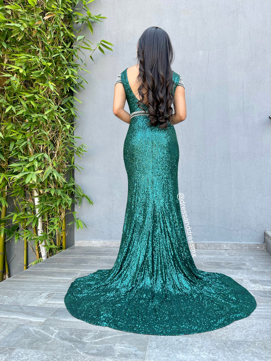 Vestido lentejuelas verdes hombros plata