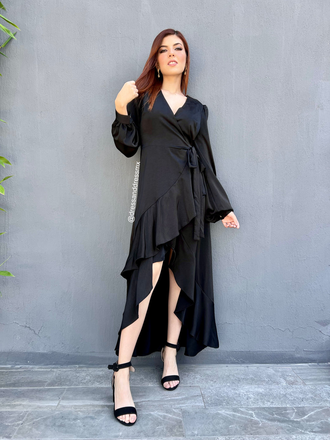 Vestido negro envolvente